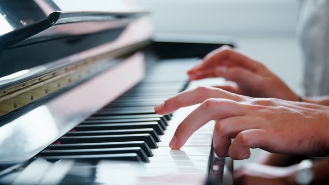 Nahaufnahme-der-Schüler-mit-Lehrer-Klavier-Musikunterricht