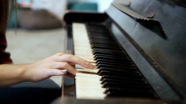 Junge-Mädchen-spielt-Klavier