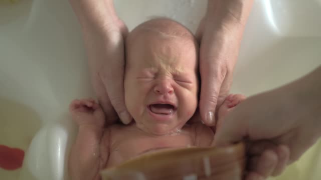 Neugeborenes-Baby-hat-Angst-mit-dem-Baden