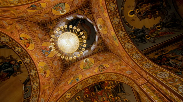 Großer-Kronleuchter-in-der-russischen-orthodoxen-Kirche