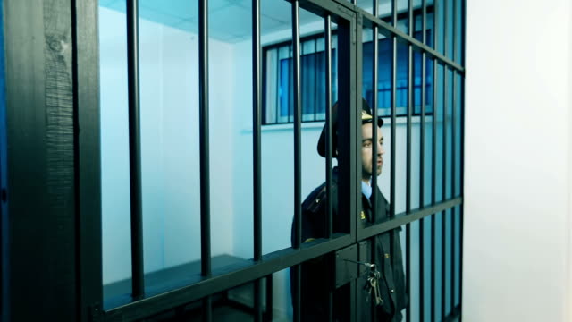 El-policía-ruso-encarcelado-está-en-la-celda-de-la-prisión.