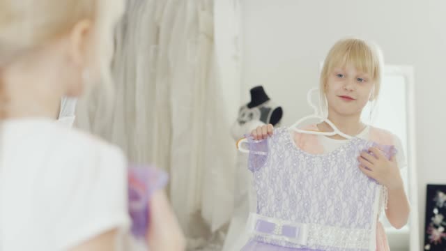 6-Jahre-junge-Dame-elegantes-Kleid-vor-dem-Spiegel-anprobieren