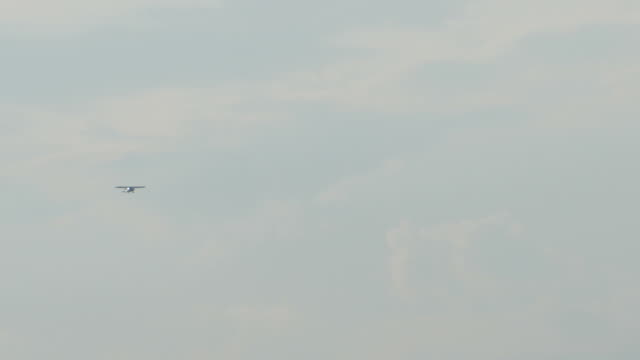 Kleines-Flugzeug-überquert-den-Himmel