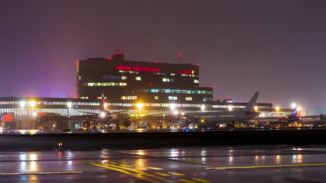 Timelapse-de-iluminados-F-de-Terminal-en-aeropuerto-de-Sheremetyevo-en-Moscú-por-la-noche,