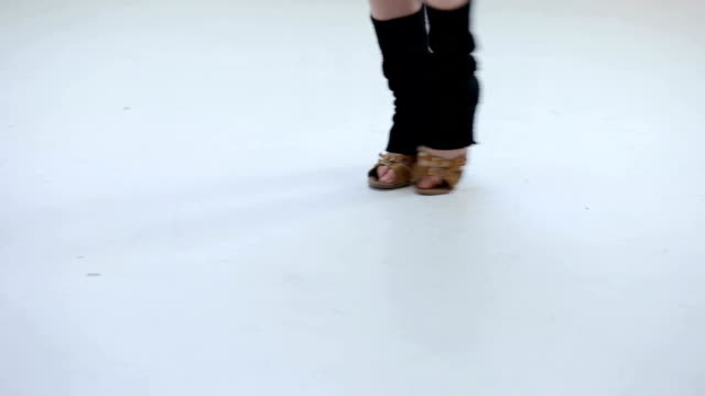Nahaufnahme-der-Füße-von-einem-tanzenden-Mädchen-Gesellschaftstanz