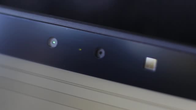 Laptop-Webcam-und-Deckel-öffnen-und-schließen