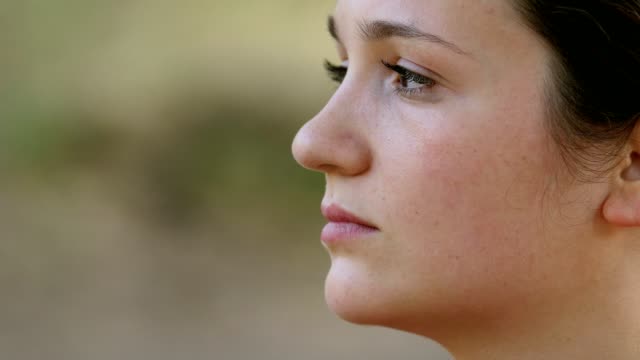 Deprimido-y-triste-joven-mujer-a-Crying.Outdoor-perfil
