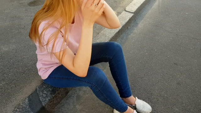 Frustriert-Mädchen-sitzen-auf-Bürgersteig,-Opfer-der-Taschendieb-Weinen-in-der-Straße