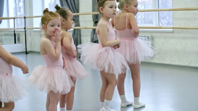 Kleine-Mädchen,-die-Ballett-Klasse