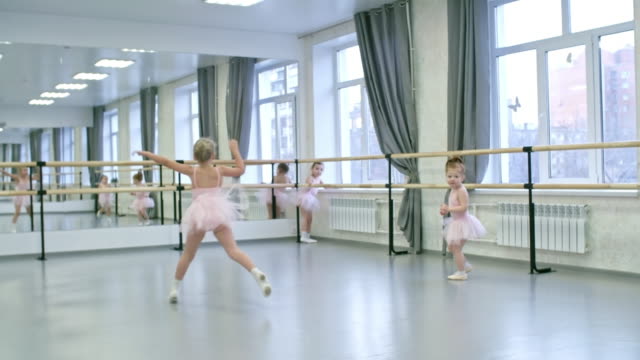 Kleine-Mädchen-springen-im-Ballettstudio