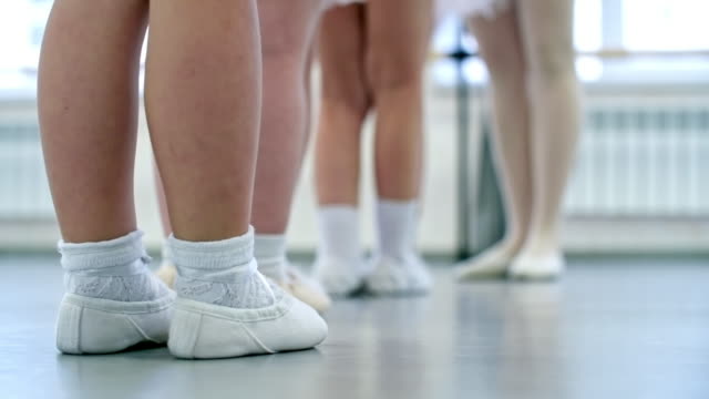 Schlange-stehen-in-Ballett-Klasse