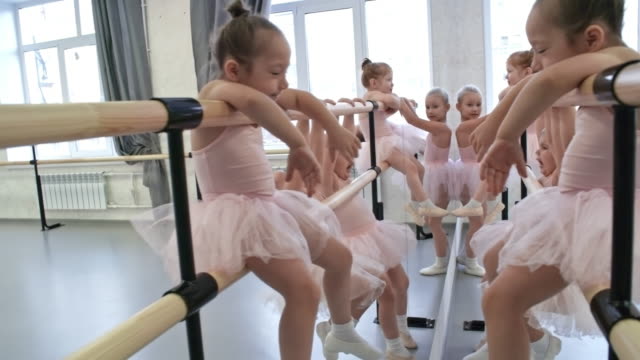 Kleines-Ballett-Tänzer-in-den-Spiegel