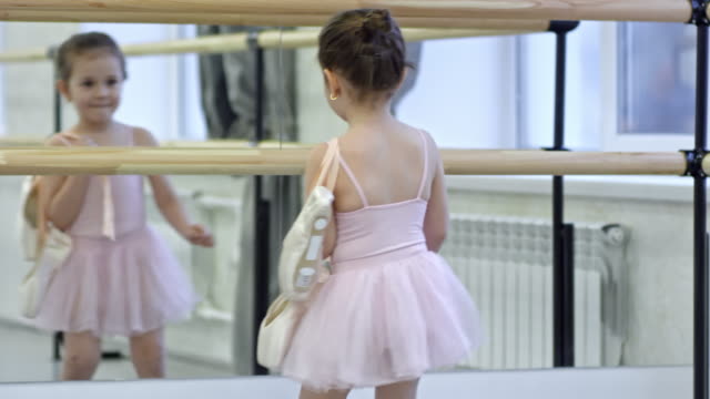 Entzückende-kleine-Mädchen-in-Ballett-Klasse