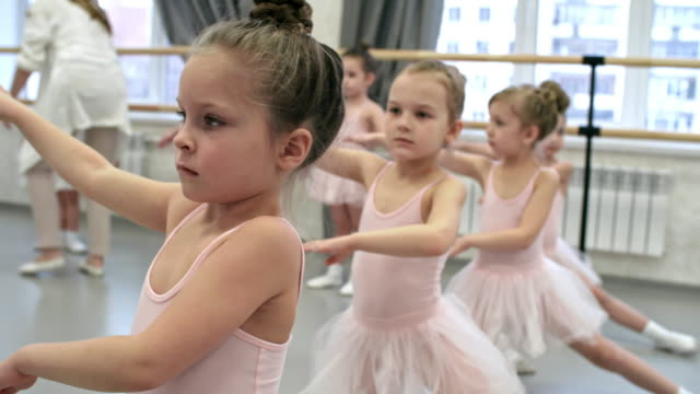 Ballett-Lehrer-korrigieren-Fehler