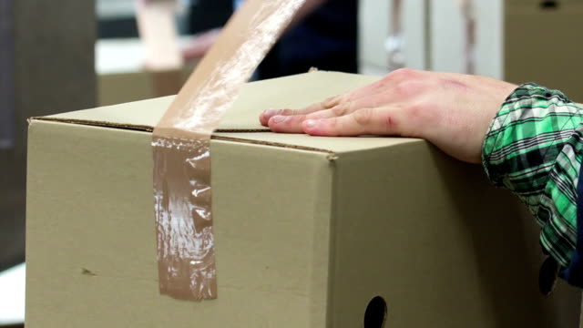 Eine-Box-für-den-Versand-verpacken