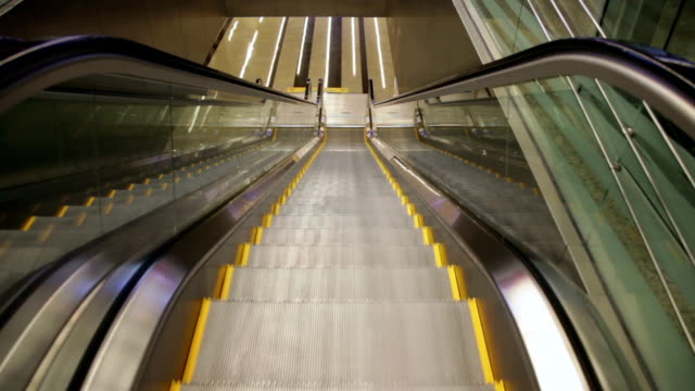 Escaleras-mecánicas-en-el-aeropuerto-internacional