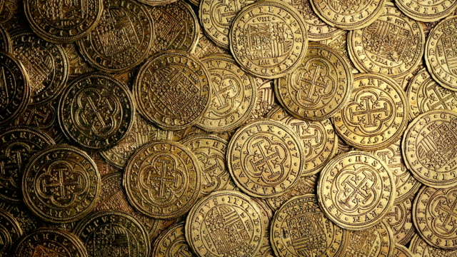 Mittelalterliche-Goldmünzen-anhäufen-rotierenden-Overhead-Schuss