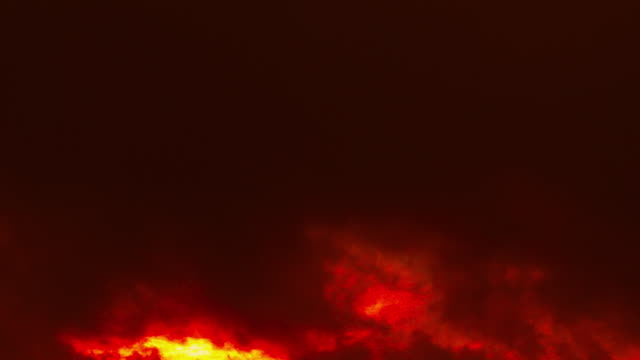 Schnell-ziehenden-Wolken-oder-Rauch-in-feurigen-Farben