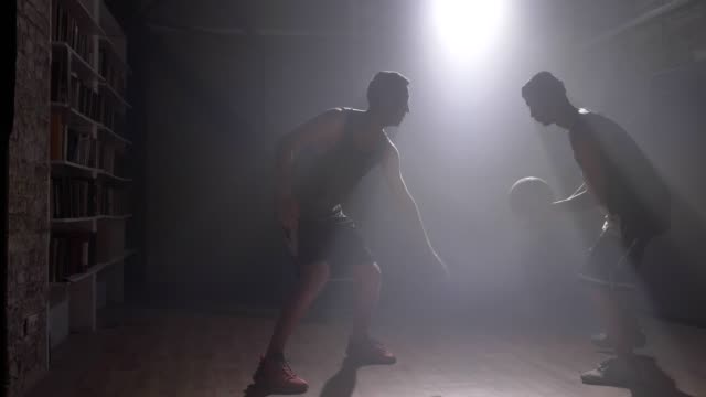 Zwei-Freunde-spielen-Basketball-in-Innenräumen,-Mann-geben-Ball-an-andere-Spieler