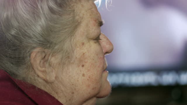 Anciana-durmiendo-frente-a-TV