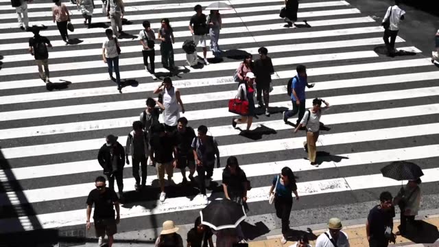 Muchas-personas-que-cruzan,-Osaka-en-Japón