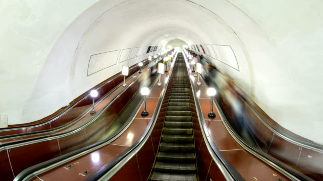 Menschen-in-Bewegung-auf-der-Rolltreppe-in-einer-u-Bahn-Timelapse-hyperlapse