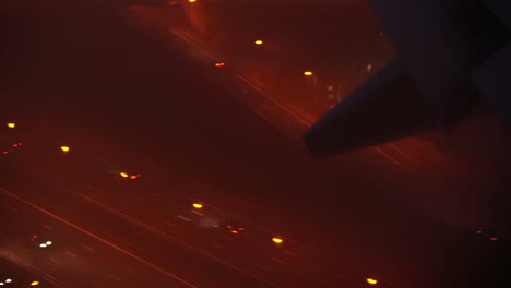 Flugzeug-Tragflächen-und-Licht-in-schlechten-bewölktem-Wetter-Landung-video