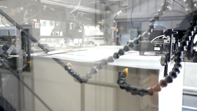 Die-Druckmaschine-nimmt-Papierbögen-und-zog-in-die-Maschine
