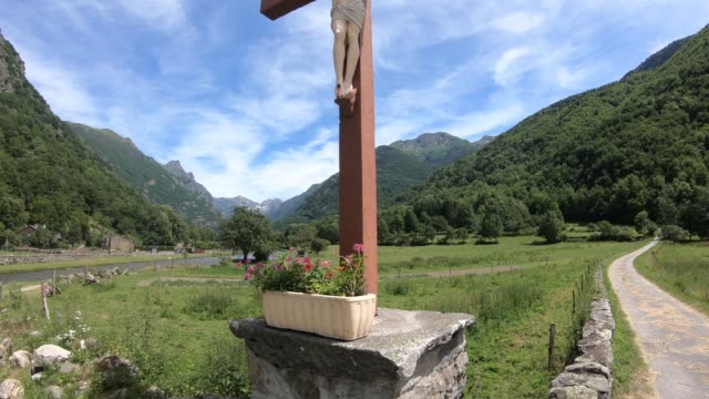 Cruz-de-Jesús-frente-a-las-montañas-de-Pirineos,-Francia