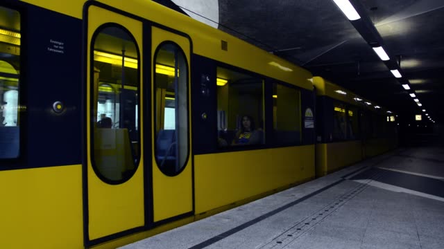 Metro-amarillo-dejando-estación-gris-tiro-estático