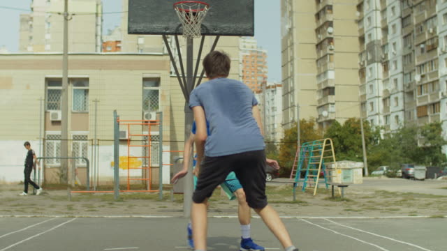 Jugadores-de-Streetball-en-acción-en-la-cancha-de-baloncesto