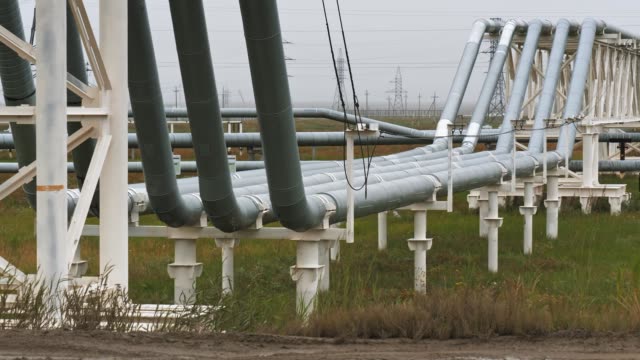 Pipeline-Transport-Öl,-Erdgas-oder-Wasser-im-Metallrohr.