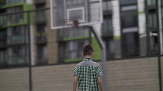Junge-ist-die-Ausbildung-auf-der-Street-Basketball-spielen