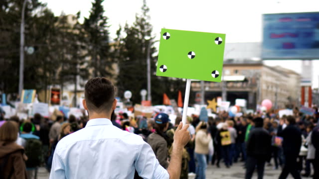 Mann-mit-Plakat-in-seine-Hände-an-dem-Streik.-Schwul-lesbische-Protest.-LGBT-Rallye.