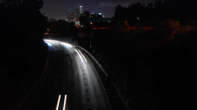 Verlassen-die-Innenstadt-von-Los-Angeles-Stadt-Skyline-Verkehr-pendeln-Zeitraffer