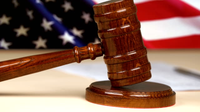 Hammer-Hammer-gegen-die-US-Flagge,-amerikanische-Rechtssystem,-Gerechtigkeit,-Recht-zu-beurteilen