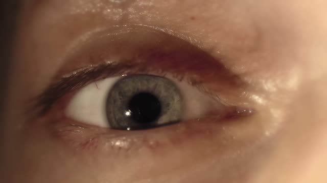 Extreme-in-der-Nähe-von-einer-grünen-männliche-Auge-Iris-Contracting