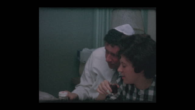 Familia-judía-1961-recita-la-oración-con-vino-en-la-Pascua