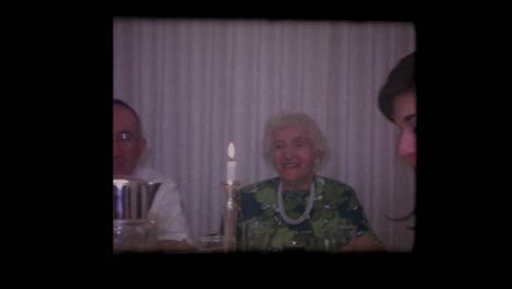 1964-jüdischen-Familie-isst-an-Pessach-Tisch-zum-seder