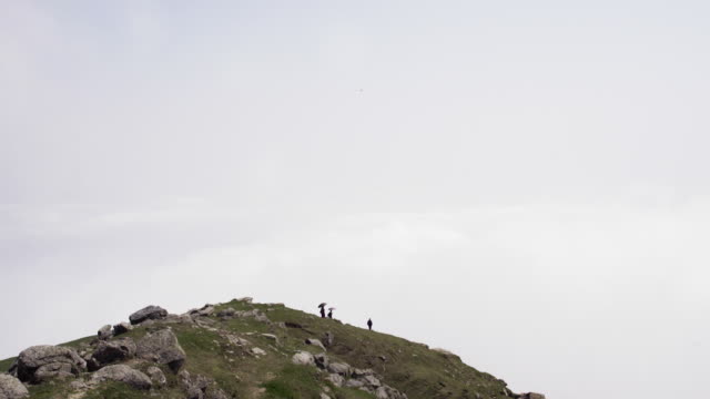 People-walking-in-wountain-above-clouds