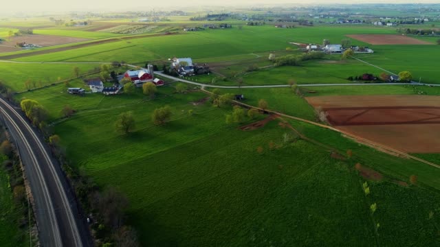 Campo-de-Amish-y-granjas-por-Drone