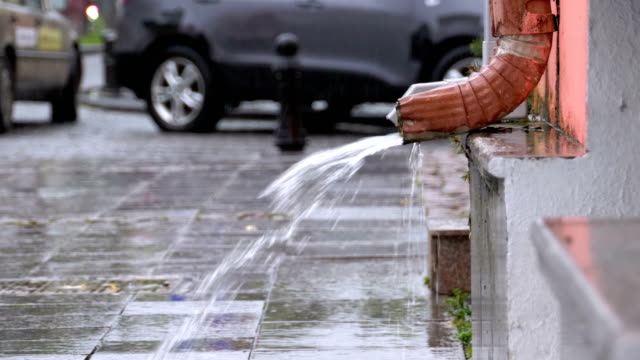 Pipa-de-agua-durante-la-lluvia
