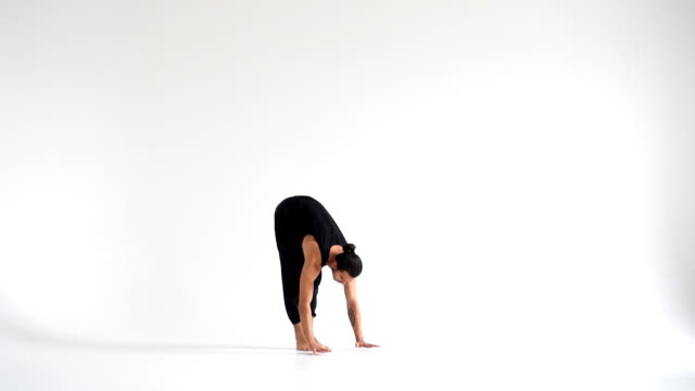 Hombre-practicando-la-asana-de-yoga-lotus-handstand