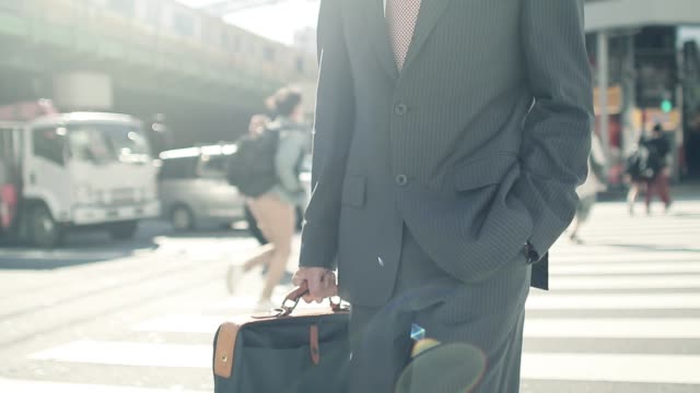 Japanischer-Geschäftsmann,-der-morgens-zur-Arbeit-gehen