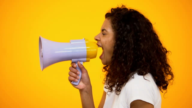 Mujer-afroamericana-gritando-en-el-megáfono,-manera-de-revivir-el-estrés,-vista-lateral