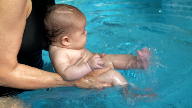 Bebé-hacer-ejercicios-en-la-piscina