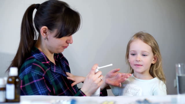 Mutter-nutzt-medizinische-Schrotdrossei-für-Mädchen