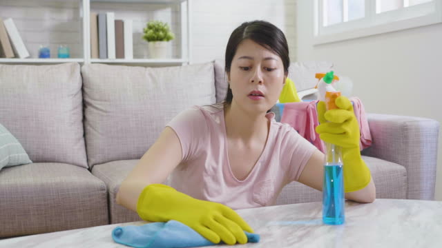Hausfrau-müde-frohlockend-Gefühl-genug-Hausarbeit