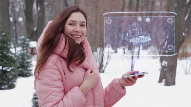 Chica-pelirroja-con-holograma-VR-Headset
