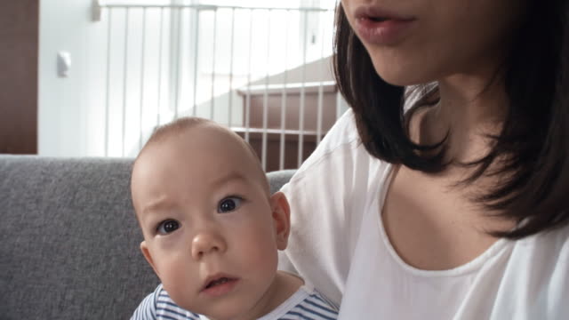 Asiatische-Mutter-tröstet-verärgert-Baby-Boy